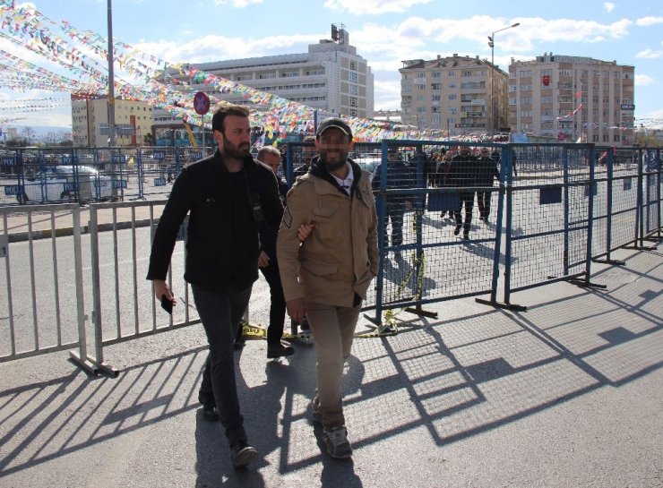 HDP mitinginde Öcalan lehine slogan atan 8 kişi gözaltına alındı
