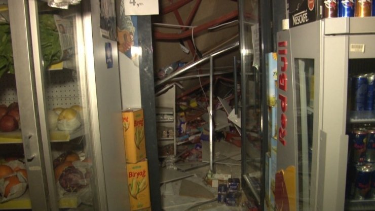 Asma tavanı çöken markette mahsur kalan iki kişi kurtarıldı