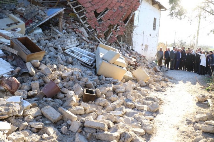 Bakan Selçuk deprem bölgesinde