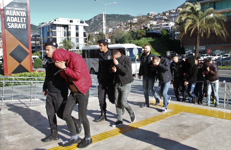 Alanya’da operasyonda gözaltına alınan 17 torbacı adliyede