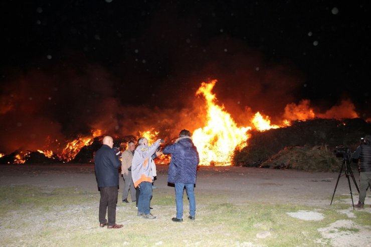 Antalya’da çöp toplama merkezinde yangın devam ediyor