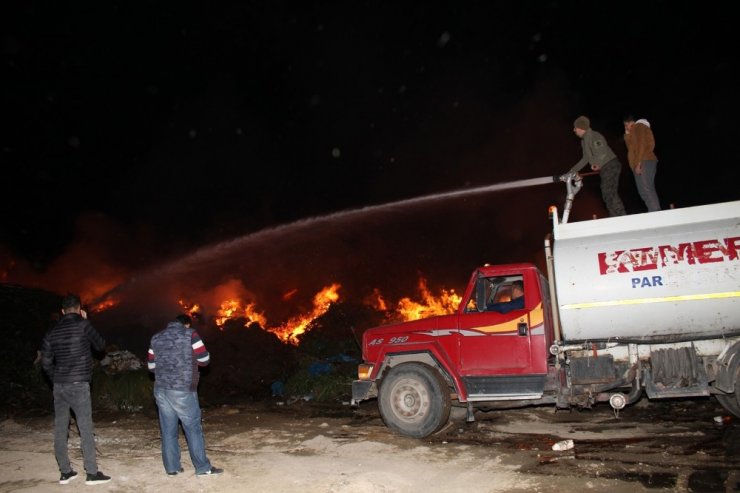 Antalya’da çöp toplama merkezinde yangın devam ediyor