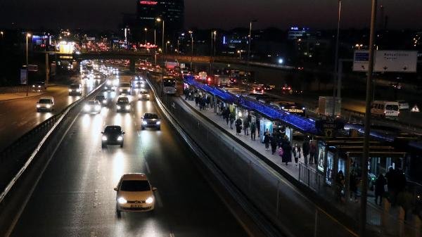 Bakırköy'de metrobüs yayaya çarptı; 2 yaralı (2)
