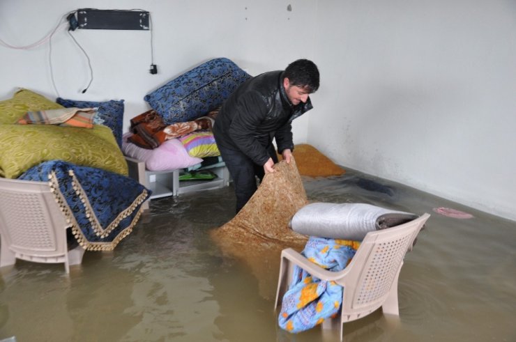 Yüksekova’da ev sular altında kaldı