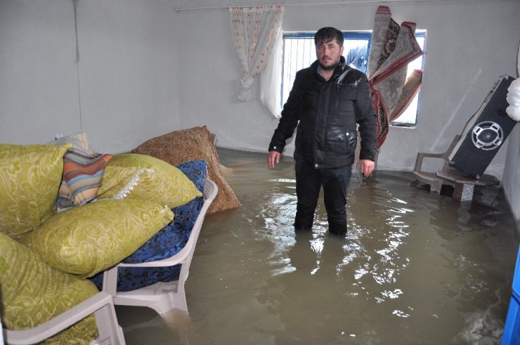 Yüksekova’da ev sular altında kaldı