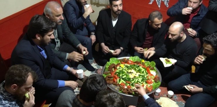 Zorluoğlu öğrenci evinde çiğ köfte partisine katıldı