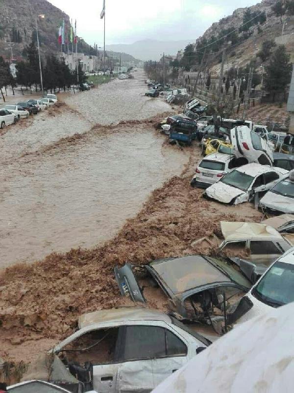 İran'da sel 11 can aldı... Otomobiller ana yolda sürüklendi