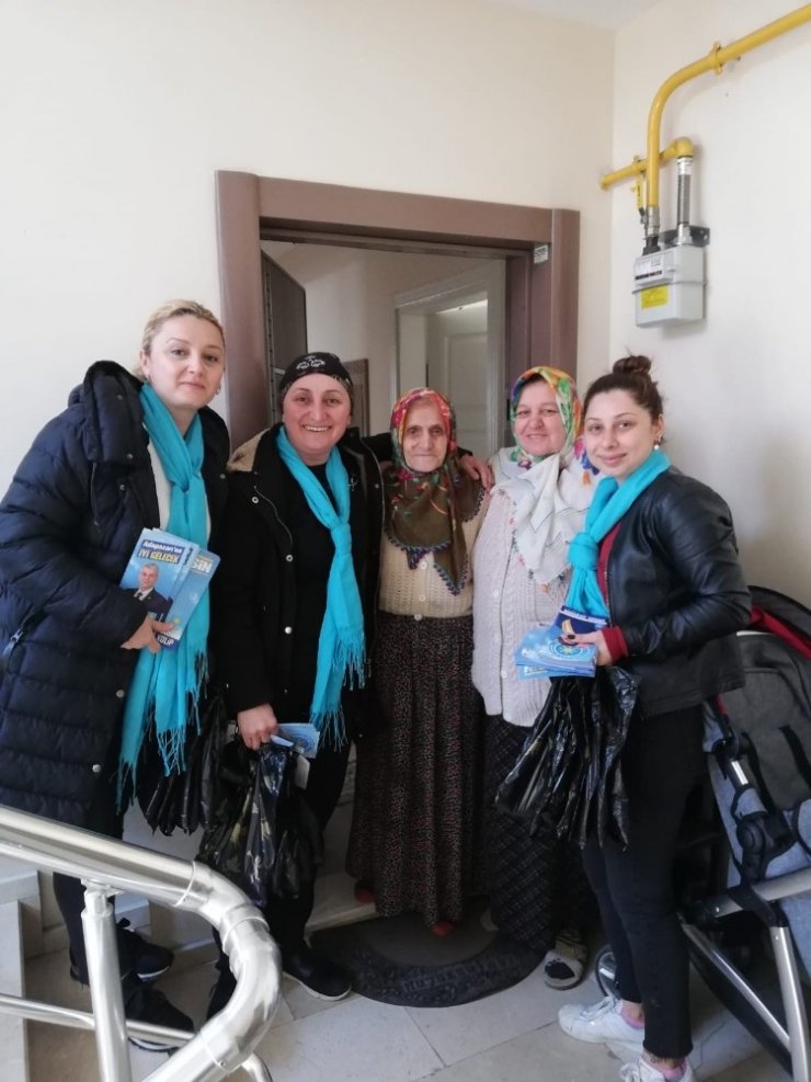 İYİ Partili kadınlar Adapazarı’nda kapı kapı dolaşıyor