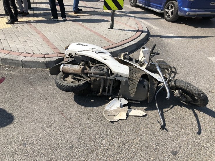 Motosiklet ticari araca çarptı: 1 yaralı