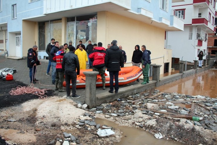 Etrafını su basan binadaki 8 kişi botla tahliye edildi