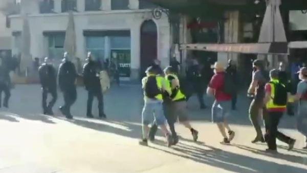 Sarı yelekli sivil polisler, eylemcileri gözaltına aldı