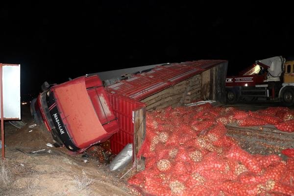 TIR'la kamyon çarpıştı, soğan çuvalları yola saçıldı