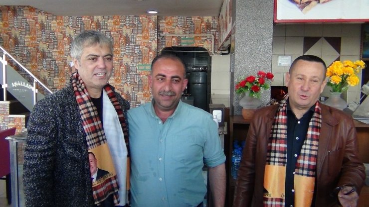 Ünlü sanatçı Cengiz Kurtoğlu, kapı kapı dolaşıp AK Parti adayına destek istedi