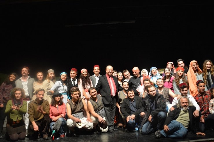 Başkan Özakcan’ın ’Dünya Tiyatrolar Günü’ mesajı