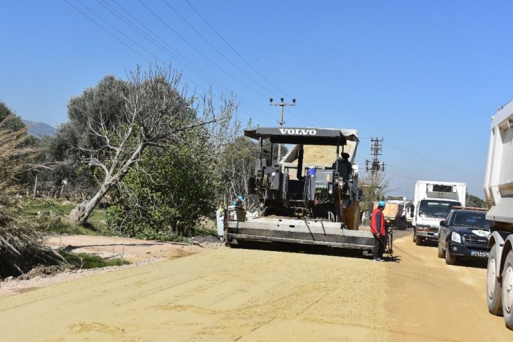 Alaşehir’de mahalleleri bağlayan yolda asfalt çalışması