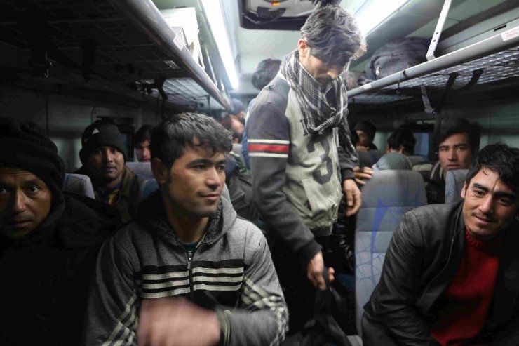 Varto’da koltuksuz minibüste yolculuk yapan 40 kaçak göçmen yakalandı