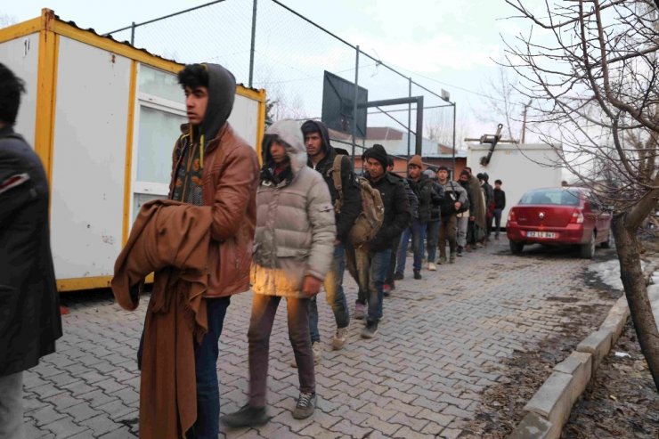 Varto’da koltuksuz minibüste yolculuk yapan 40 kaçak göçmen yakalandı