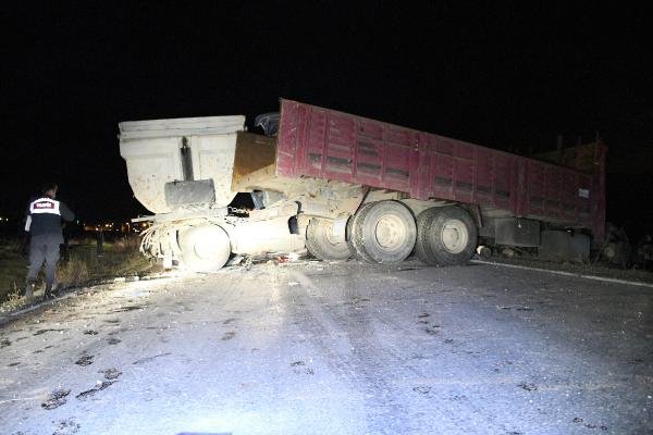 Konya'da feci kaza! TIR ile kamyon birbirine girdi!