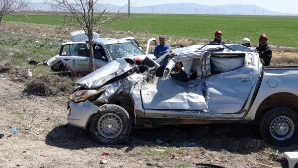 Konya'da otomobil, kamyonete çarptı: 1 ölü, 5 yaralı