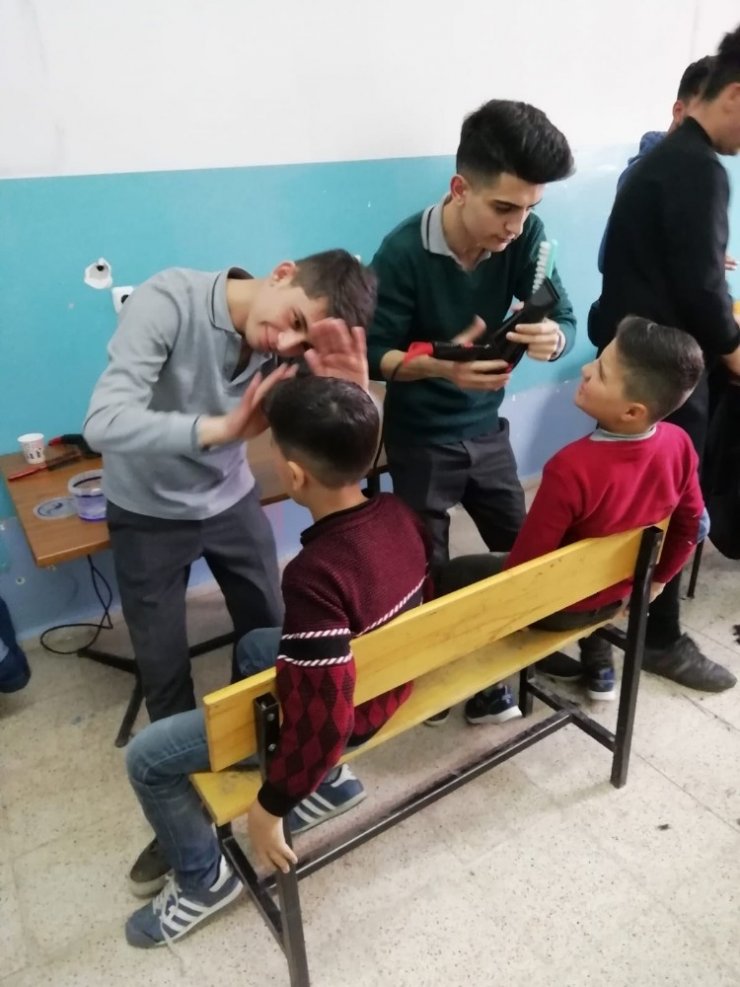 Kuaförlük öğrencilerinden kardeşlerine gönüllü tıraş