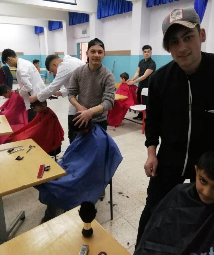 Kuaförlük öğrencilerinden kardeşlerine gönüllü tıraş