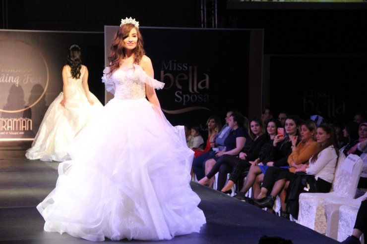 Karaman’da ünlü mankenlerden gelinlik defilesi