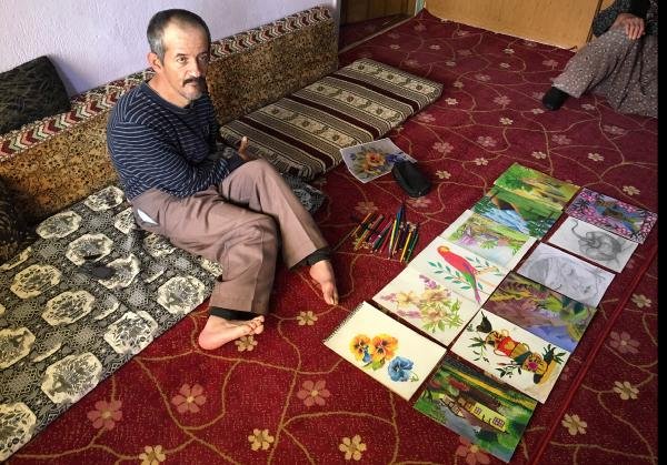 Ayağıyla çizdiği resimleri satıp, ailesine yardım etmek istiyor