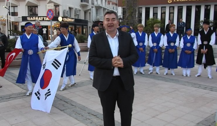 Güney Koreli öğrencilerden Çeşme’de unutulmaz gösteri