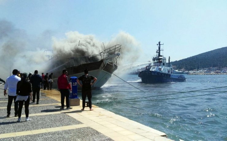 Ünlü tatil merkezinde tekne yangını