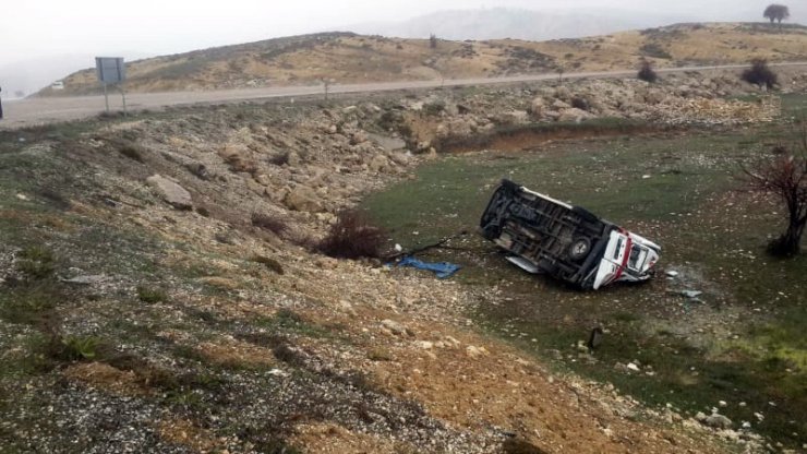 Karaman’da ambulans şarampole devrildi: 3 yaralı