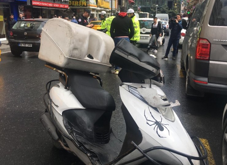 Şişli’de motosikletli kurye yayaya çarptı