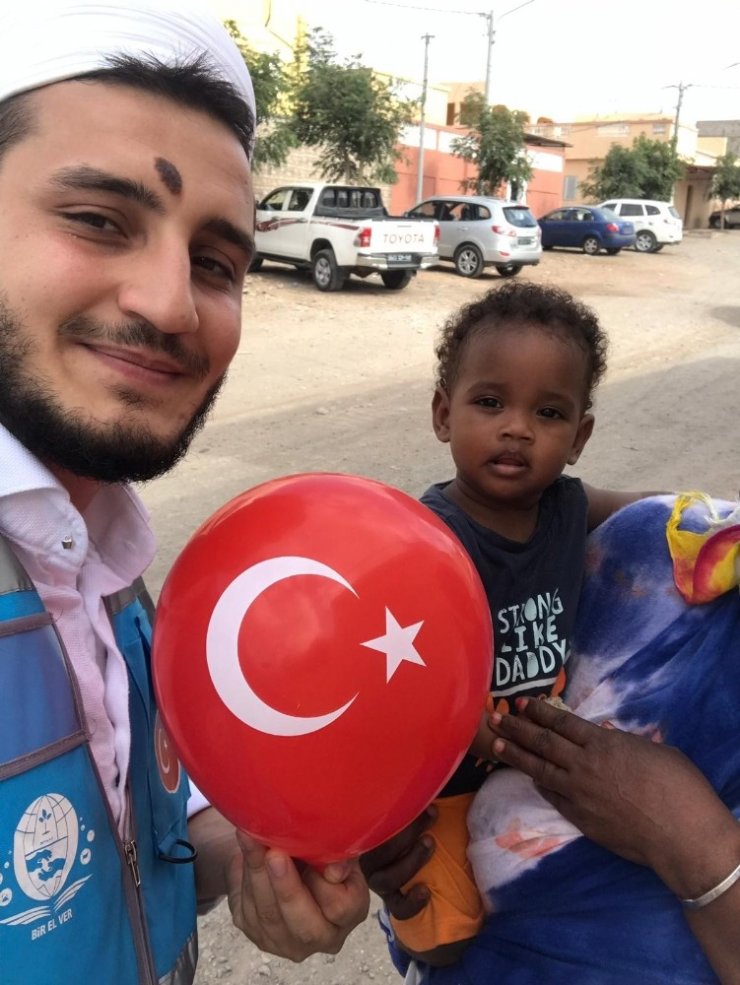 Türk hayırseverler Afrikalı çocukları gülümsetti