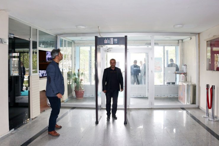 Başkan Tanğlay, belediye girişindeki x-ray cihazını kaldırdı