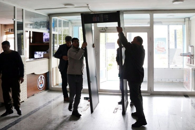 Başkan Tanğlay, belediye girişindeki x-ray cihazını kaldırdı