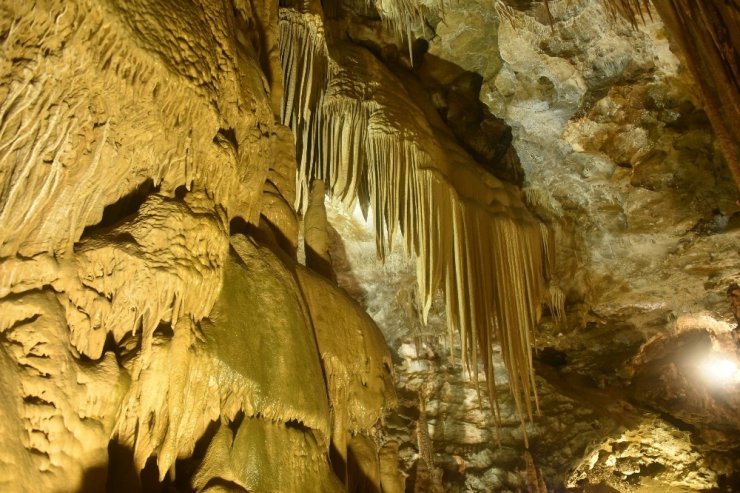 Yer altındaki gizemli dünya Karaca Mağarası’nda sezon başladı