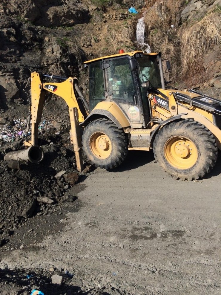 Yüksekova’da hasar gören çöplük yolu onarıldı