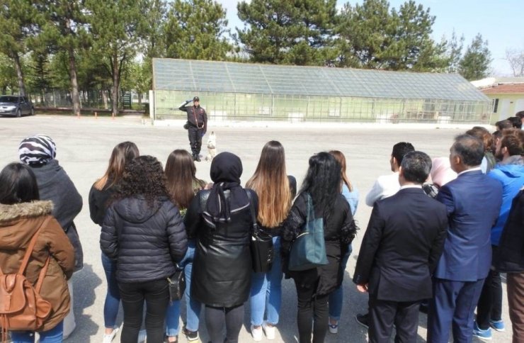 Turizm öğrencilerinden Jandarmaya ziyaret