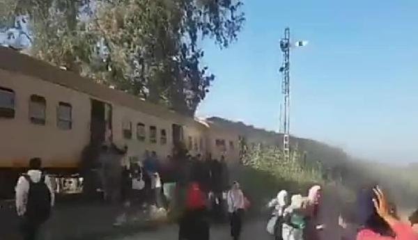 Mısır’da yolcu treni raydan çıktı: 30 yaralı