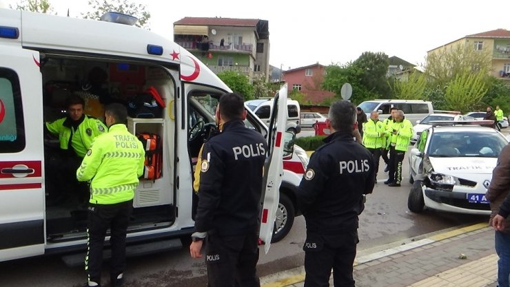 Polis aracı otomobille çarpıştı: 1 polis memuru yaralı