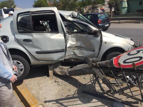 Otomobil refüjdeki bariyere çarptı: 5 yaralı