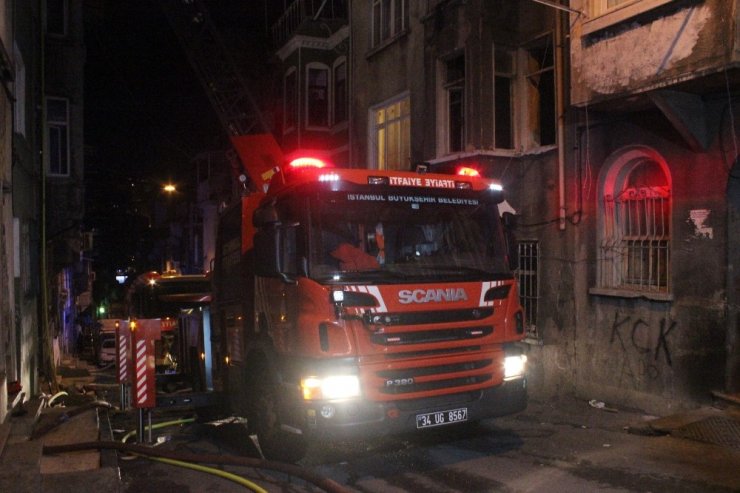 Beyoğlu’nda korkutan çatı yangını