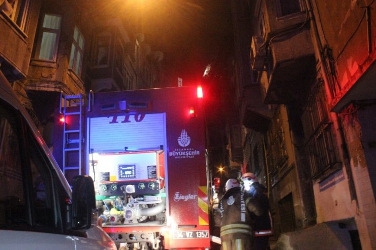 Beyoğlu’nda korkutan çatı yangını