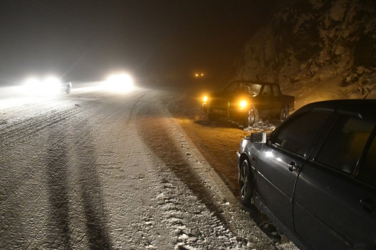 Kar yağışı Zigana dağı geçidinde ulaşımı aksattı