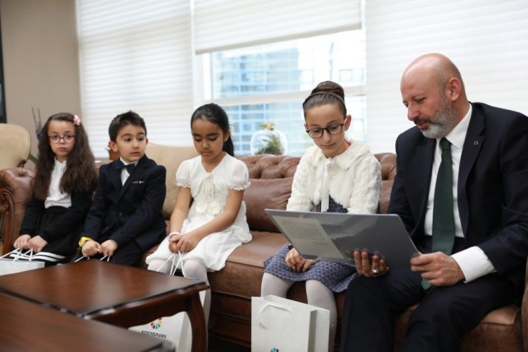 Başkan Çolakbayrakdar, koltuğunu çocuklara devretti