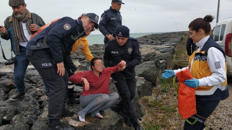Denize atlayan üniversiteli genç kızı, polis kurtardı