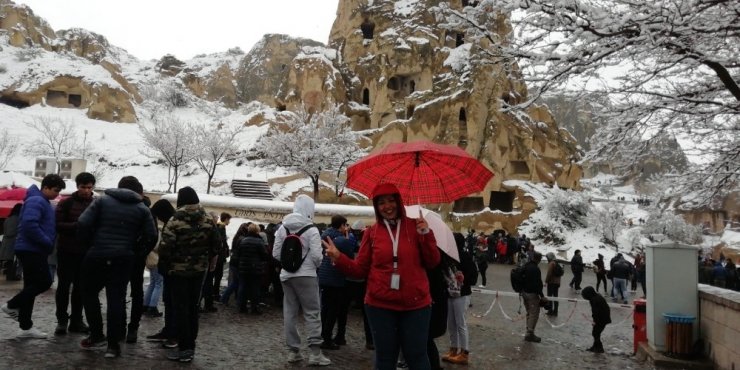 Turistler Kapadokya’da Nisan ayında yağan karın keyfini yaşadı