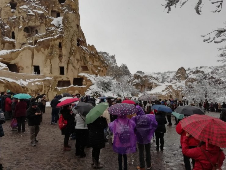 Turistler Kapadokya’da Nisan ayında yağan karın keyfini yaşadı