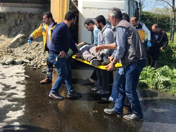 Arnavutköy'de hafriyat kamyonu devrildi