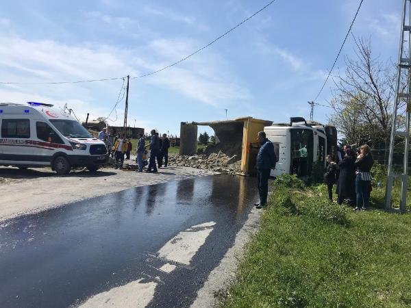 Arnavutköy'de hafriyat kamyonu devrildi