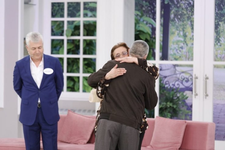 60 yıldır aradığı kardeşlerini Esra Erol buldu